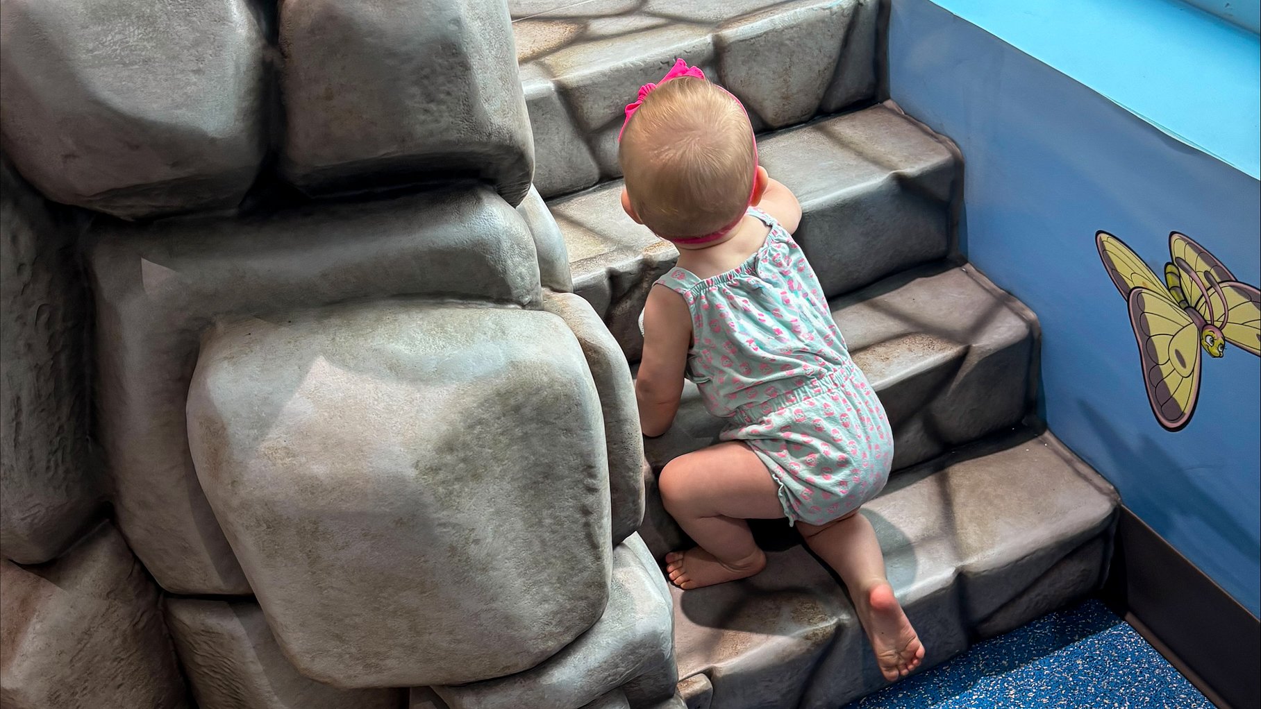Baby on stone steps 16x9